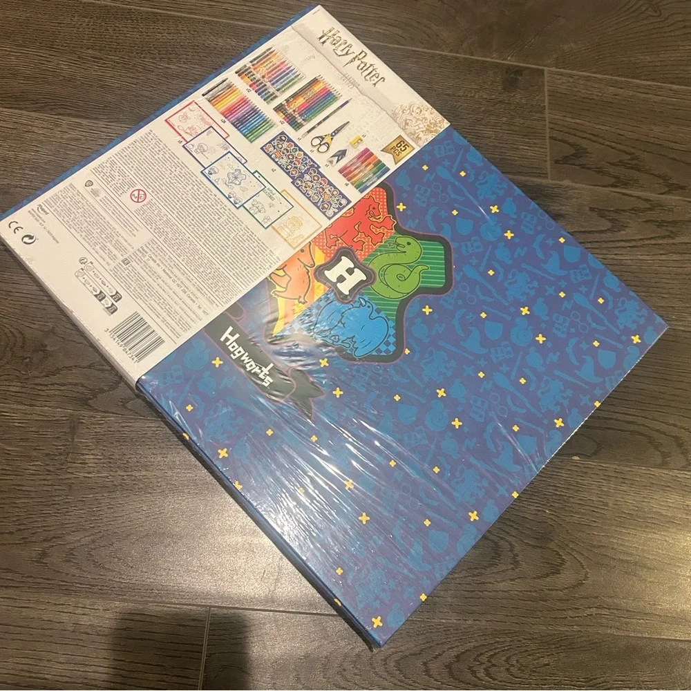 Harry Potter Coloring Book and Art Set - Picture 2 of 7